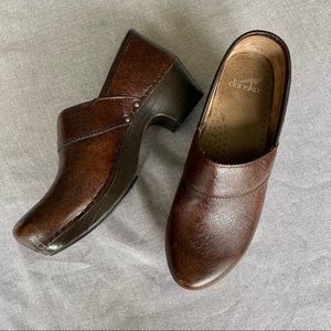 Dansko Prima Brown Tooled Embossed Leather Pro Stapled Clogs Size 39